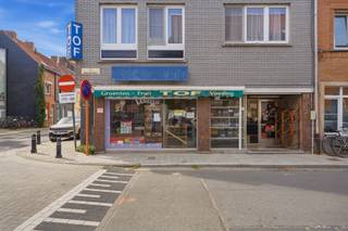 <strong>Omgeving</strong><br />Het pand is gelegen op een commerciële hoeklocatie in Ledeberg, met een uitstekende visibiliteit en een vlotte bereikbaarheid. De grote etalageramen zorgen voor een sterke aanwezigheid in het straatbeeld en bieden volop mogelijkheden om de handelsruimte zichtbaar te maken. In de directe omgeving bevinden zich diverse winkels, handelszaken en dagelijkse voorzieningen. Dankzij de goede bereikbaarheid met zowel de wagen als het openbaar vervoer is dit een interessante locatie voor ondernemers die op zoek zijn naar een goed gelegen handelsruimte.<br /><br /><strong>Indeling</strong><br />Het pand beschikt op het gelijkvloers over een ruime commerciële winkelruimte aan de straatzijde, voorzien van grote etalageramen die zorgen voor een aangename lichtinval en een uitstekende zichtbaarheid. Aansluitend bevindt zich een ruime magazijn- en opslagruimte, wat zorgt voor een praktische combinatie van commerciële ruimte en stockagemogelijkheden. Verder zijn er sanitaire voorzieningen met een toilet en badkamer aanwezig.<br /><br />Via de inpandige garage met inrijpoort is er rechtstreeks toegang tot de private binnenkoer. Deze praktische buitenruimte biedt extra mogelijkheden voor laden en lossen, stockage of parkeren op eigen terrein.<br /><br /><strong>Troeven</strong>
<ul>
<li>Commerciële hoekligging met uitstekende visibiliteit</li>
<li>Grote etalageramen en ruime winkelruimte</li>
<li>Aparte magazijn- en opslagruimte</li>
<li>Inpandige garage met inrijpoort</li>
<li>Vlotte bereikbaarheid in Ledeberg</li>
</ul>
<br />Heeft u interesse in deze woning? Neem dan contact met ons op via 0484 14 96 86 of info@oko.immo.