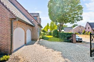 Welkom in deze instapklare en uitstekend onderhouden gezinswoning op een prachtig groen perceel van 908m², gelegen in een rustige en residentiële straat in Genk. Dankzij de volledig omheinde tuin met elektrische toegangspoort geniet u hier van maximale privacy en veiligheid, ideaal voor gezinnen met kinderen of huisdieren.<br /><br />Met een benutbare oppervlakte van 246m²(Bron EPC) biedt deze woning een zee aan ruimte en licht. De lichtrijke leefruimtes, dankzij vele raampartijen, zorgen voor een warme en uitnodigende sfeer waarin het elke dag aangenaam thuiskomen is.<br /><br />De woning beschikt over vier ruime slaapkamers, perfect afgestemd op het comfort van een modern gezin. Bovendien is de woning volledig onderkelderd, wat tal van extra mogelijkheden biedt zoals opslag, hobbyruimte, kantoor of fitness.<br /><br />Buiten wordt u ondergedompeld in rust en groen. De volwassen, mooi aangelegde tuin vormt een oase van sereniteit waar u in alle privacy kan ontspannen, spelen of genieten van gezellige momenten met familie en vrienden.<br /><br />Extra troef: ondanks de rustige en groene ligging bevindt alles zich binnen handbereik — scholen, winkels, openbaar vervoer en vlotte verbindingswegen zijn snel bereikbaar.<br /><br />Troeven op een rij:<br />* Rustige en groene ligging<br />* Energiezuinig EPC B<br />* Zonnepanelen<br />* warmtepomp<br />* Perceel van 908m², volledig omheind<br />* Elektrische toegangspoort<br />* 246 m² benutbare oppervlakte (bron EPC)<br />* 4 volwaardige slaapkamers<br />* Lichtrijke leefruimtes<br />* Volledig onderkelderd (116m²)<br />* Dubbele inpandige garage<br /><br />Zeer goed onderhouden en instapklaar.<br />Deze woning combineert ruimte, licht, privacy en een uitstekende ligging tot een ideaal geheel voor wie op zoek is naar een comfortabele gezinswoning in Genk.