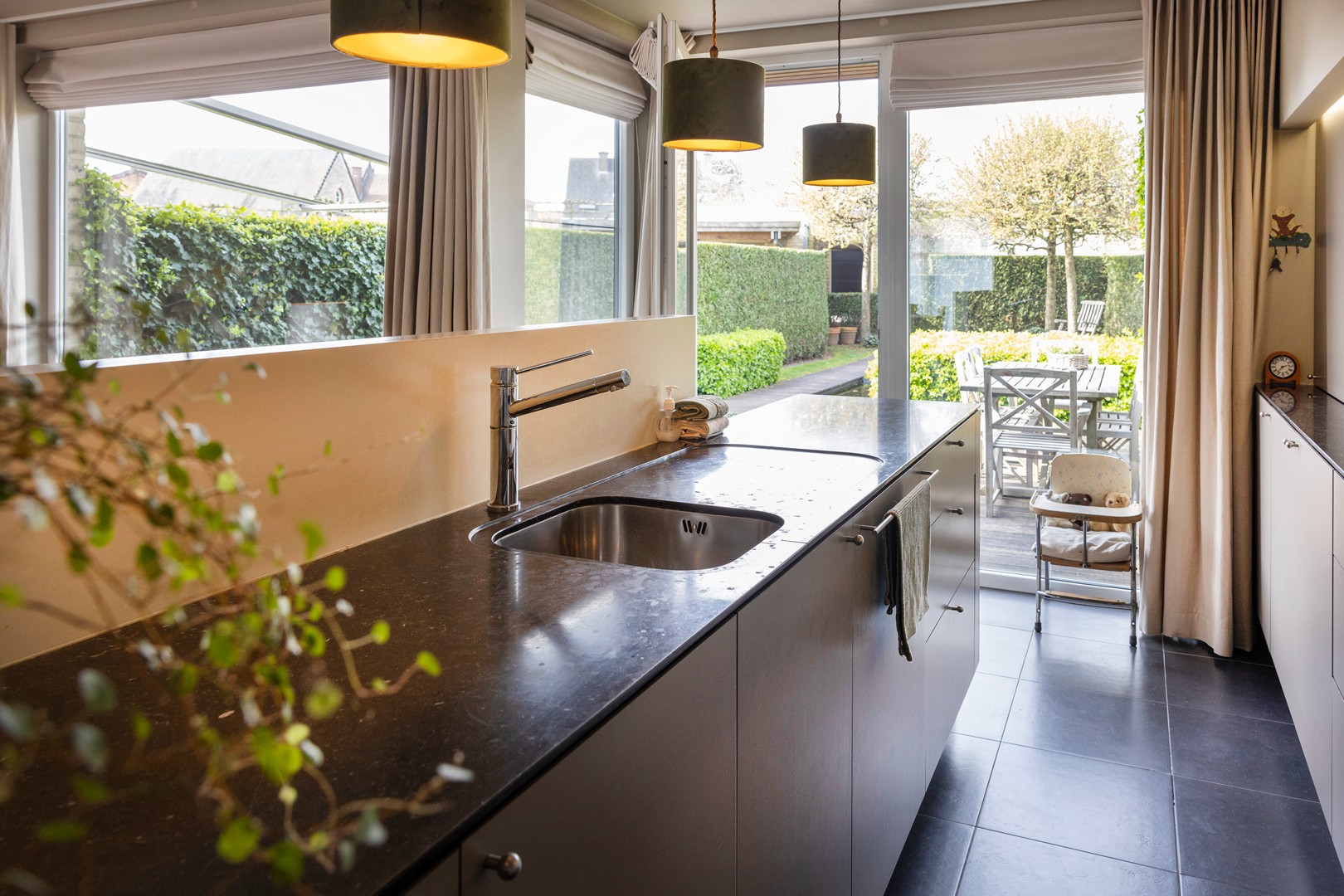 Gezellige stadswoning met zongerichte tuin, garage & parking. - foto 5