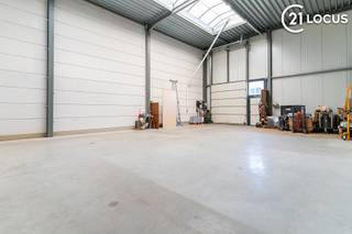 Magazijn van 130m² (10m x 13m) gelegen in het Beverpark te Beveren. De Sectionaalpoort heeft een vrije doorgang van 3.20m, Het pand is vlot bereikbaar via de N70, de verbindingsweg tussen Sint-Niklaas - Beveren - Antwerpen. Centraal gelegen tussen E34 Antwerpen-Knokke en E17 Antwerpen-Gent.<br /><br />Contacteer ons op nr. 03/755.77.05 of info@C21locus.be