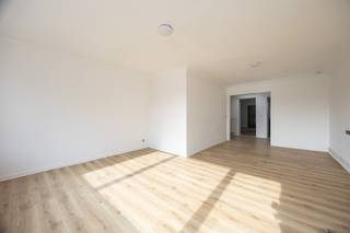 <p><strong>Prachtig en zonnig appartement op toplocatie in Deurne-Zuid!</strong></p><p>Bent u op zoek naar een gezellig, lichtrijk appartement in een kleinschalig gebouw zonder syndicuskosten? Zoek niet verder! Dit uitstekend gelegen appartement op de tweede verdieping combineert comfort, modern onderhoud en een toplocatie.</p><p><strong>Indeling en comfort</strong> Bij het binnenkomen treft u een praktische inkomhal met handige ingebouwde kasten en een apart gastentoilet. De royale living baadt in het natuurlijke licht dankzij de grote raampartijen en biedt een heerlijk zonnige plek om te ontspannen. Aansluitend bevindt zich de keuken. Verder beschikt het appartement over een ruime, volwaardige slaapkamer en een nette badkamer met douche en aansluiting voor uw wasmachine. Een handige privékelder zorgt voor extra opbergruimte.</p><p><strong>Technisch perfect &amp; toekomstbestendig</strong> Dit appartement is de afgelopen jaren grondig onder handen genomen, waardoor u zorgeloos kunt intrekken:</p><ul><li><p><strong>EPC-label C:</strong> Gunstig energieverbruik én absoluut geen renovatieplicht.</p></li><li><p><strong>Elektriciteit conform:</strong> Volledig goedgekeurd.</p><p><strong>Recente vernieuwingen:</strong> Het dak en de centrale verwarmingsketel zijn vernieuwd in 2020. De ramen in de living en keuken zijn gloednieuw geplaatst in 2026!</p></li><li><p><strong>Algemene onkosten:</strong> 60 €/ maand (water, gang, brandverzekering). Om de 3 jaar moet de beerput leeggemaakt worden.</p></li></ul><p>Kortom: de perfecte starterswoning of een slimme investering op een absolute toplocatie in Deurne-Zuid. Plan snel uw bezoek!</p>