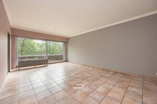 <p><span> </span></p><p><span>3-slaapkamer appartement met terras in doodlopende straat.</span></p><p><span> </span></p><p><span>De indeling:</span></p><ul><li><span>Woonkamer & Keuken:</span><span> living en ingerichte keuken.</span></li><li><span>Terras:</span><span> zonnig terras van 10 m² (oriëntatie: zuidwest)/balkon vooraan</span></li><li><span>Slaapkamers & Badkamer:</span><span> 3 slaapkamers en badkamer met ligbad (voorzien van douchescherm).</span></li><li><span>Extra’s:</span><span> apart toilet.</span></li></ul><p><span>Belangrijke troeven:</span></p><ul><li><span>Verwarming:</span><span> individuele gascondensatiebrander van 2018 (Vaillant).</span></li><li><span>Comfort:</span><span> aluminium ramen (2025) met hoogrendementsglas (1.0) .</span></li><li><span>Lage kosten:</span><span> € 57/maand. Alle meters zijn individueel, dus u betaalt enkel uw eigen verbruik.</span></li><li><span>Parkeren:</span><span> Verplichte garagebox (€ 25.000).</span></li></ul><p><span> </span></p><p><span> </span></p><p><span> </span></p>