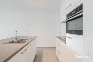 Dit moderne en instapklare appartement bevindt zich in de recente residentie Spuikom II (bouwjaar 2017) te Bredene.<br />Het appartement is gelegen op het gelijkvloers en beschikt over een groot terras met tuin van 57 m².<br />Indeling: inkomhal, grote woonkamer met open keuken (met modern kookeiland en voorzien van alle toestellen), praktische berging met aansluiting voor wasmachine, badkamer met dubbel lavabomeubel en inloopdouche, apart toilet met lavabo en 2 volwaardige slaapkamers (11 m² en 16,5 m²) die beiden toegang bieden tot de mooie tuin. In het gebouw bevindt zich een gemeenschappelijke fietsenberging.<br />Het appartement is zeer energiezuinig (EPC A), asbestvrij en de elektrische installatie is conform!<br />Gezien zijn praktische indeling, grote ruimtes en gunstige ligging vlakbij winkels, openbaar vervoer en de Spuikom, is dit appartement zowel geschikt als vaste woonst, tweede verblijf of als investering!<br />Kom snel de vele troeven van dit stijlvolle appartement ontdekken!