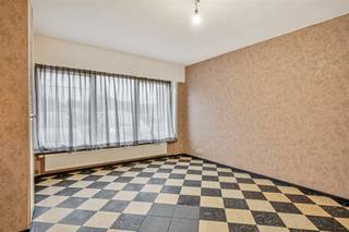 <p><span>Dit gezellig appartement is gelegen vlakbij het centrum en het station van Aalst. Dus ook bij vlakbij alle winkels, scholen en openbaar vervoer. </span></p><p><span>Het appartement heeft een gezellige leefruimte, toilet, keuken en slaapkamer met douche. </span></p><p><span>Er is ook nog een berging aanwezig naast een garage op de binnenkoer.</span></p><p><span> </span></p><p><span>Voor meer informatie of een bezoek, contacteert u Timothy van Immo Zone op het nummer 0474/ 41. 28. 40. </span></p><p><span> </span></p>