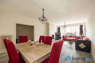 <p><span>Algemeen:</span></p><p><span>Op de 6de verdieping van dit zeer mooi onderhouden gebouw vinden we dit ruim energiezuinig appartement terug van liefst 132m². Het appartement beschikt over 3 terrassen met mooi uitzicht over de nabije parken en bevindt zich vlakbij scholen, universiteit, winkels en de centrale verbindingswegen. </span></p><p><span> </span></p><p><span>Indeling:</span></p><p><span>We betreden het appartement via de ruime inkomhal met ruime kast. Vooraan vinden we de op te frissen keuken met toegang tot het eerste grote terras. Verder een ruime living op laminaat.</span></p><p><span>Via de nachtgang komen we achteraan waar er 3 zeer grote slaapkamers aanwezig zijn met 2 terrassen met prachtig uitzicht, waar ook nog een ruime badkamer aanwezig is en tevens een douchekamer.</span></p><p><span>Er is voor de bewoners van het gebouw een grote bovengrondse parking voorzien, echter is het ook optioneel om een privéstaanplaats en berging aan te kopen voor 20.000 euro.</span></p><p><span>Tevens is er een gemeenschappelijke fietsenstalling en afvalcontainers aanwezig.</span></p><p><span> </span></p><p><span>Interesse?</span></p><p><span>Bent u op zoek naar een ruim 3-slaapkamerappartement met veel potentieel in een mooi onderhouden gebouw? Contacteer ons vandaag via 03/459.89.59 of info@immovivo.be</span></p>