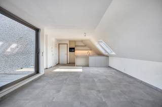 Nieuwbouw appartement te koop in Ieper: Residentie August<br />Op zoek naar een stijlvol en energiezuinig appartement in Ieper? Dit is je allerlaatste kans! In de prachtig gelegen Residentie August (hoek Augustijnenstraat/Haiglaan) staat het allerlaatste appartement (107 m²) te koop. Een unieke kans op een toplocatie, perfect voor eigen bewoning of als slimme vastgoedinvestering.<br /><br />Licht, ruimte en puur comfort<br />Dit moderne appartement is ontworpen met het oog op luxe en duurzaamheid:<br /><br />Lichtrijke leefruimte met een volledig open, ingerichte keuken.<br /><br />2 ruime slaapkamers en een modern geïnstalleerde badkamer.<br /><br />Zonnig terras (ZW) om heerlijk te ontspannen.<br /><br />Extra opslagruimte: Voorzien van 2 interne bergingen, met de optie tot een extra kelderberging.<br /><br />Inclusief: Een gemeenschappelijke fietsenberging.<br /><br />Duurzaam en toekomstgericht wonen<br />Residentie August is gebouwd met hoogwaardige, energiezuinige materialen. Dankzij de individuele zonnepanelen en een grote gemeenschappelijke regenput (28.000L, aangesloten op de toiletten) bespaar je flink op de energiefactuur.<br /><br />Fiscaal voordeel voor investeerders!<br />Koop je dit nieuwbouwappartement om langdurig te verhuren? Dan profiteer je nu van het verlaagde btw-tarief. Dit maakt investeren in dit project fiscaal ongekend aantrekkelijk.
