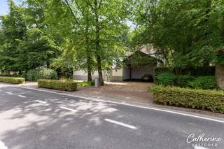 Ontdek deze prachtige, karaktervolle villa, gelegen op een mooi perceel in Heide-Kalmthout. Deze woning biedt een perfecte balans tussen comfort...