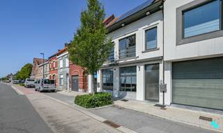 Deze commerciële ruimte van ca.184 m² (volgens EPC) is gelegen op een perfecte locatie tussen Izegem en Rumbeke. Uitstekende bereikbaarheid dankzij...