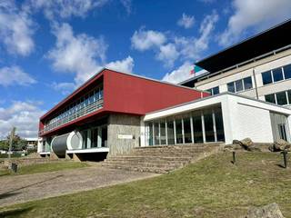 Op zoek naar een inspirerende werkplek met uitstraling? Dit uitzonderlijk commercieel gebouw langsheen de E40 (vlakbij ESSO GROOT-BIJGAARDEN...
