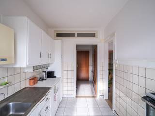 <strong>Ruim appartement (115 m² BVO) met 3 volwaardige slaapkamers en twee buitenruimtes nabij station Gent-Sint-Pieters.</strong><br /><br /><em>Voor meer informatie, mail naar info@carloeggermont.be</em><br /><br />Op een bijzonder vlot bereikbare locatie, vlak bij station Gent-Sint-Pieters en met uitstekende verbindingen naar het stadscentrum, bevindt zich dit ruime appartement op de vierde verdieping.<br /><br />Aan de voorzijde bevindt zich de lichtrijke leefruimte, met voldoende plaats voor zowel een zit- als eetgedeelte. Van hieruit is er toegang tot het balkon met open zicht over het Koningin Maria Hendrikaplein. De keuken is afzonderlijk ingericht en beschikt over een aanpalende praktische berging.<br /><br />Aan de achterzijde bevinden zich drie volwaardige slaapkamers. Eén van de slaapkamers geeft toegang tot het ruime terras, met een open zicht richting de Sint-Pauluskerk.<br /><br />Centraal in het appartement bevindt zich de ruime inkomhal met vestiaire, een afzonderlijk toilet en de badkamer.<br /><br />Daarnaast beschikt het appartement over een privatieve kelderberging. Het dak van de residentie werd reeds geïsoleerd.<br /><br /><strong>Kortom, een ruim en lichtrijk appartement met drie slaapkamers, twee buitenruimtes en een bijzonder centrale ligging — interessant voor zowel eigen bewoning als investering.</strong>