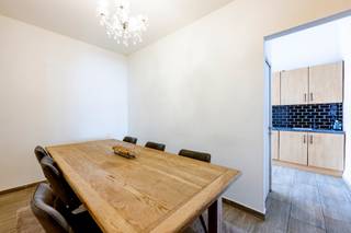 <p><span><strong>Gezinswoning met 4 slpks en stadskoer</strong></span></p>
<p>Deze woning is gelegen in een rustige omgeving, nabij gezellige buurtpleintjes en met een vlotte verbinding naar de autosnelweg. Op wandelafstand heb je openbaar vervoer, winkels, restaurants en scholen.</p>
<p><strong>Gelijkvloers:</strong><br />De inkomhal met aansluitend de ruime, lichtrijke leefruimte en de eetplaats.<br />De keuken op een tegelvloer beschikt over volgende toestellen: kookplaat, dampkap en koelkast.<br />Gezellige zit-/speelhoek voor de kinderen met toegang naar de stadstuin.<br />Aparte bureauruimte of slaapkamer (ideaal voor inwonende ouders) en de eerste ingerichte badkamer met inloopdouche, lavabo, sierradiator en toilet.</p>
<p><strong>1ste verdieping:</strong><br />De nachthal met bergruimte en de 2de badkamer met dubbele lavabomeubel, ligbad en toilet.<br />Leefruimte en de keuken met volgende toestellen: vaatwasser, oven, microgolfoven en gasvuur.<br />Vooraan de master bedroom van 21m².</p>
<p><strong>2de verdieping:</strong><br />3de slaapkamer (14m²) en 4de slaapkamer (21m²).</p>
<p>Garage met oprit voor 2 wagens.<br />Kelder en zolder met veel bergruimte.</p>
<p><strong>Troeven:</strong></p>
<ul>
<li>Woning met zeer veel potentieel</li>
<li>4 volwaardige slaapkamers</li>
<li>Ruime kelder (34m²)</li>
<li>Recente verwarmingsketel</li>
<li>Geen renovatieverplichting</li>
<li>Elektriciteit is conform</li>
</ul>