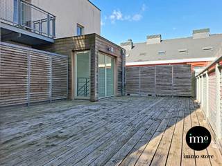 Immo Store présente un duplex bien entretenu et prêt à emménager avec une spacieuse terrasse sur le toit, idéalement situé sur l’avenue Van Volxem...