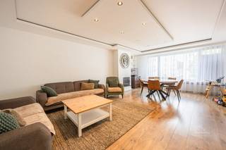 <p><span>Instapklaar appartement met 3 slaapkamers, zonnig terras en een garagebox te Deurne!</span></p><p><span>Ideaal gelegen </span><span>nabij het Rivierenhof met een uitstekende bereikbaarheid via invalswegen en openbaar vervoer, en winkels en scholen op wandelafstand.</span><span> </span></p><p><span> </span></p><p><span>Dit appartement van liefst </span><span>100m²</span><span> (cfr. EPC) bevindt zich op de </span><span>1ste verdieping</span><span> van een goed onderhouden gebouw en is bereikbaar via </span><span>lift of trap</span><span>.</span></p><p><span>Bij het betreden van de inkomhal hebben we een praktische </span><span>ingemaakte kas</span><span>t met </span><span>aansluitingen voor wasmachine en droogkast</span><span>.</span></p><p><span> </span></p><p><span>Vanuit de hal komen we in de </span><span>ruime leef- en eetruimte</span><span> dewelke geniet van </span><span>natuurlijke lichtinval</span><span> dankzij de grote raampartijen. Aansluitend bevindt zich de moderne </span><span>keuken</span><span> dewelke </span><span>volledig geïnstalleerd</span><span> is. </span></p><p><span>Het appartement beschikt over </span><span>3 volwaardige slaapkamers</span><span> (16,5m², 9m², 9m²) waarbij de grootste kamer ons toegang geeft tot het </span><span>zuidgerichte terras</span><span> dewelke uitgerust is met een handmatige </span><span>zonneluifel</span><span>.</span></p><p><span>Hiernaast is er een </span><span>extra ruimte</span><span> voorzien die perfect ingericht kan worden als </span><span>dressing of een bureauruimte</span><span>.</span></p><p><span> </span></p><p><span>De gerenoveerde badkamer is voorzien van een</span><span> inloopdouche en een wastafel</span><span>. Ook is er een apart toilet aanwezig.</span></p><p><span>Tenslotte beschikt het appartement over een </span><span>kelderberging</span><span> en is er een vlot toegankelijke </span><span>garagebox</span><span> aanwezig die </span><span>verplicht aan te kopen</span><span> is voor €30.000.</span></p><p><span> </span></p><p><span>De elektriciteit wordt tegen het verlijden van de akte volledig conform gesteld door de eigenaar.</span></p><p><span> </span></p><p><span>Troeven:</span></p><ul><li><span>EPC C</span></li><li><span>Lift aanwezig</span></li><li><span>3 slaapkamers</span></li><li><span>Extra dressing of bureauruimte</span></li><li><span>Zuidgerichte terras met zonneluifel</span></li><li><span>Kelderberging</span></li><li><span>Garagebox (€30.000)</span></li></ul><p><span> </span></p><p><span>Vrijblijvend advies met gratis schatting van uw eigendom? Neem gerust contact met ons op! </span></p><p><span> </span></p><p><span>Jessica Wojcik</span></p><p><span><span>Jessica@homeforyou.be</span></span></p><p><span>+32 488 24 97 20</span></p><p><span>7/7 bereikbaar</span></p><p><span> </span></p>
