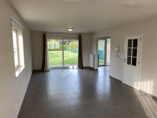 Recente, ruime 3-gevel woning, ideaal gelegen nabij het centrum van Sterrebeek.Niveau straat: inkomhal, berging en garage (45,74m2).Niveau tuin: WC,...
