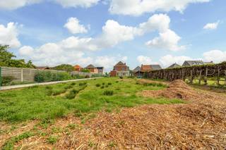 <span><strong><em>Bent u op zoek naar een rustig gelegen bouwgrond in een kindvriendelijke buurt? </em><br /><em>Realiseer uw bouwplannen in een doodlopende straat, vlakbij scholen, invalswegen en dorpskern. </em><br /><br /></strong></span><span>Grondoppervlakte: 668 m²</span><br /><br /><span>Perceelbreedte: 19,43 m</span><br /><span>Oriëntatie: Noord-Oost</span><br /><br /><span>Geen bouwverplichting!</span><br /><br /><span><strong>Hoofdgebouw</strong></span><br /><br /><span>- Bouwbreedte: Max. 13m</span><br /><span>- Bouwdiepte: Max. 13 m</span><br /><span>- Bebouwing: Open<br />- Kroonlijsthoogte: Max. 7 m</span><br /><span>- Nokhoogte: Max. 11,50 m</span><br /><span>- Dakvorm: Vrij – helling max 60° </span><br /><span>- Zijgevels op minimum 3m afstand van de zijgrens<br /></span><br /><span><strong>Bijgebouw<br /></strong></span><br /><span>- Op perceelgrens of op min. 3 m afstand van zijgrenzen</span><br /><span>- Kroonlijsthoogte: Max. 3 m<br />- Nokhoogte: Max. 4,5 m<br /></span><br /><span><strong>POSITIEVE ASPECTEN<br /></strong>Doodlopende straat</span><br /><span>Rustige en kindvriendelijke locatie</span><br /><span>Mooie perceeloppervlakte</span><br /><span>Centrale ligging nabij scholen, winkels en dorpskern</span>
