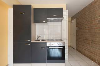 <span>Deze gezellige studio te Heverlee is de ideale kans voor wie slim wil investeren of betaalbaar wil wonen op een toplocatie!<br /><br />Gelegen in een<strong> </strong></span>kleinschalig en rustig gebouw<span>, geniet u hier van een aangename rustige omgeving, en dat op wandelafstand van alles wat u nodig heeft. Winkels zoals </span>Delhaize en Carrefour Market<span> liggen vlakbij voor uw dagelijkse boodschappen. Bovendien bevindt het </span>station van Heverlee<span><span> zich op amper enkele minuten wandelen, ideaal voor pendelaars of studenten!<br /></span></span><br />Ook het bruisende centrum van Leuven ligt op een boogscheut, waar u kan g<span>enieten van gezellige cafés, restaurants, winkels, culturele evenementen en alles wat deze bruisende universiteitsstad te bieden heeft.</span><br /><span>Aan de overkant van de straat vindt u het stadion van<strong> </strong></span>voetbalclub OHL<strong>,</strong> ideaal voor de sportliefhebbers.<br /><br /><span>Deze studio biedt volop mogelijkheden. Of u nu op zoek bent naar een eerste woonst, een ideale plek voor uw studerende kinderen of een pand met verhuurpotentieel, dit is een slimme zet op een toplocatie.<br /><br /></span><span><span>Interesse? Contacteer ons vandaag nog voor een bezoek en laat u verrassen door de mogelijkheden.</span></span>