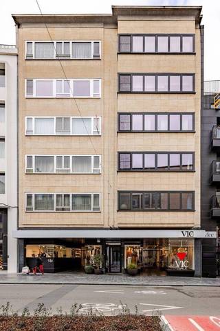 Deze opbrengsteigendom is bijzonder goed gelegen, op een steenworp van de Grote Markt. Het appartementsgebouw bestaat uit 5 ruime...