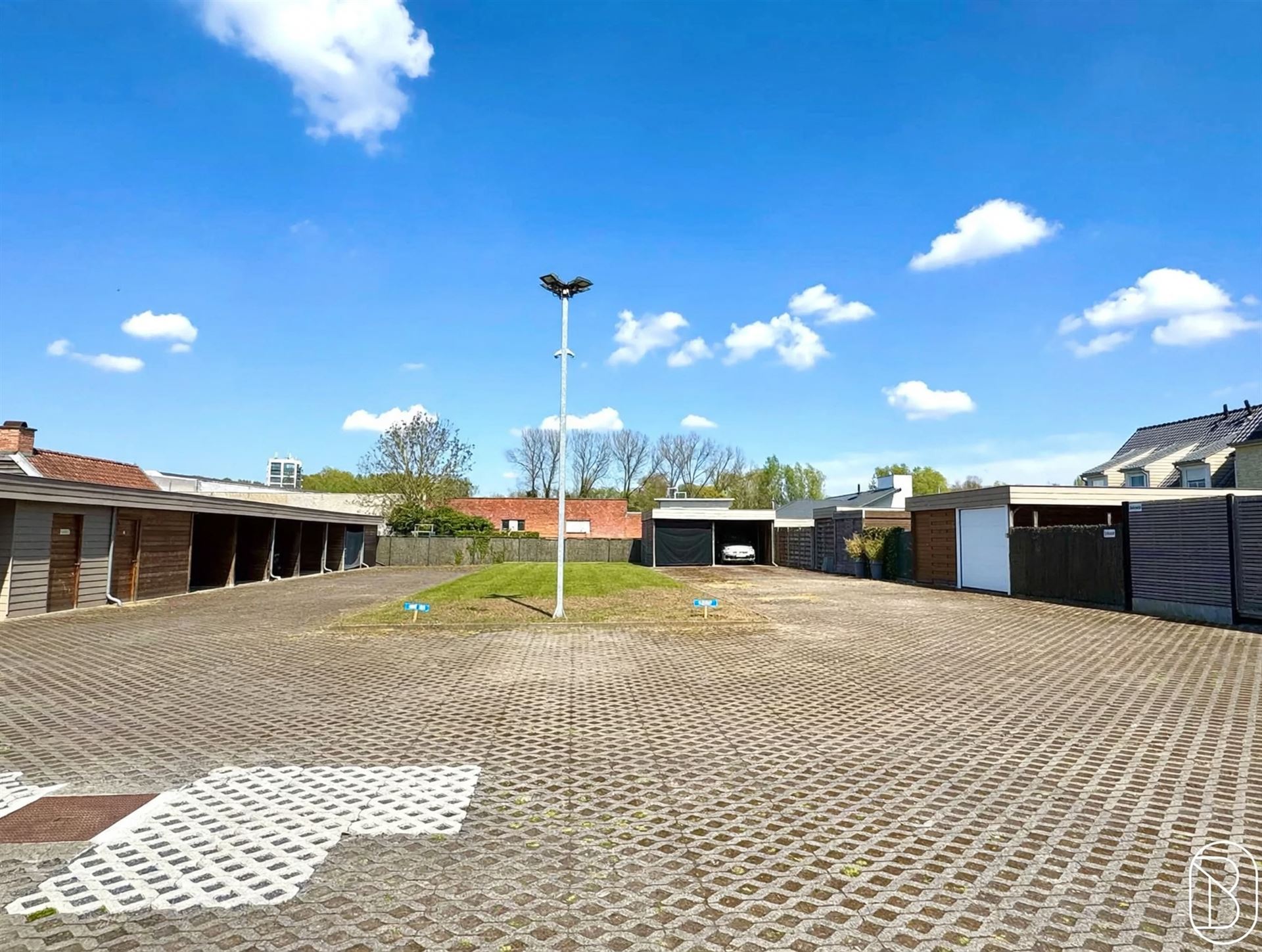BUITENSTAANPLAATS in het CENTRUM - foto 4