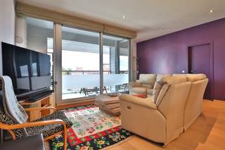 <p><span>Ruim en recent appartement aan het kanaal Kortrijk-Bossuit</span></p><p><span> </span></p><p><span> </span></p><p><span>In Residentie Titan vinden we dit mooi appartement (bewoonbaar 110m²), bestaande uit de inkom met vestiaire en apart toilet, ruime woonkamer met open keuken, drie slaapkamer, badkamer en berging. </span></p><p><span> </span></p><p><span>Er zijn twee leuke terrassen zodat je de hele dag door van de zon kan genieten!</span></p><p><span> </span></p><p><span>Inclusief overdekte en afgesloten autostaanplaats in de residentie.</span></p><p><span> </span></p><p><span>Beschikbaar vanaf 1/12/2026 / het appartement wordt nog volledig herschilderd (wit)</span></p><p><span> </span></p><p><span> </span></p>