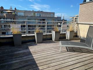 Prachtig, modern dakappartement met 1 slaapkamer op 50 meter van de zeedijk. Twee ruime terrassen,<br />Living met flat screen tv, digibox en zetelbed voor 1 persoon. Moderne keuken met vaatwasmachine en microgolfoven, slaapkamer met 2 persoonsbed, badkamer met douche en wastafel, toilet, tuinmeubelen, cv op gas, 5 de verdieping met lift. Gemeenschappelijke fietsenberging. Huisdieren niet toegelaten. Syndickosten inbegrepen.