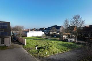 In de Vlaanderenlaan te Zwevezele hebben we nog een<strong> laatste perceel voor villabouw</strong> ter beschikking. Het perceel in kwestie heeft een ruime oppervlakte van maar liefst <strong>832 m<sup>2</sup></strong>. De foto's van de woningen zijn als voorbeeld want je bouwt volledig op maat op een rustige locatie in een bosrijk gebied.<br /><br />Zwevezele heeft een rustige en vredige omgeving.<br />Het dorp is omringd door groene landschappen, waardoor het een perfecte plek is om te ontspannen en tot rust te komen.<br />Dit is een geweldig voordeel voor mensen die willen ontsnappen aan de drukte van de stad en een meer ontspannen levensstijl willen leiden.<br /><br /><u><strong>Omgeving</strong></u><br /><br />Afstand tot bushalte: 330 meter<br />Afstand tot bakkerij: 400 meter<br />Afstand tot kleuter- en basisonderwijs: 470 meter<br />Afstand tot supermarkt: 990 meter<br />Afstand tot apotheek: 1,2 km<br /> <br /><strong>Neem vrijblijvend contact op voor meer informatie.</strong>