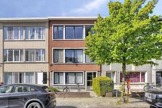 Gerenoveerd appartement te koop in de populaire Oosterveldwijk in Wilrijk. Indeling: - ruime inkomhal met apart gastentoilet - lichtrijke woonkamer met open keuken - slaapkamer 1 - slaapkamer 2 - badkamer met douche, lavabo en aansluiting voor wasmachine/droogkast- twee kelderbergingen Bijzonderheden:- volledig instapklaar - vliegenramen - kleinschalig gebouw (3 appartementen) - momenteel verhuurd aan € 925/maand - gelegen in de populaire Oosterveldwijk - onmiddellijke nabijheid van parken en winkels Bent u geïnteresseerd in dit appartement te koop in Wilrijk? Aarzel dan niet om contact met ons op te nemen. Wenst u uw eigendom ook te koop of te huur te stellen? We helpen u graag verder. Steeds tot uw dienst om u verder te helpen met al uw vragen over vastgoed! Bestuursmaatregelen in het maatregelenregister: in aanvraag