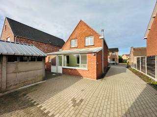 Volledig gerenoveerde woning met 2 slaapkamers pal in het centrum van Retie. De woning omvat op het gelijkvloers een keuken met leefruimte,...