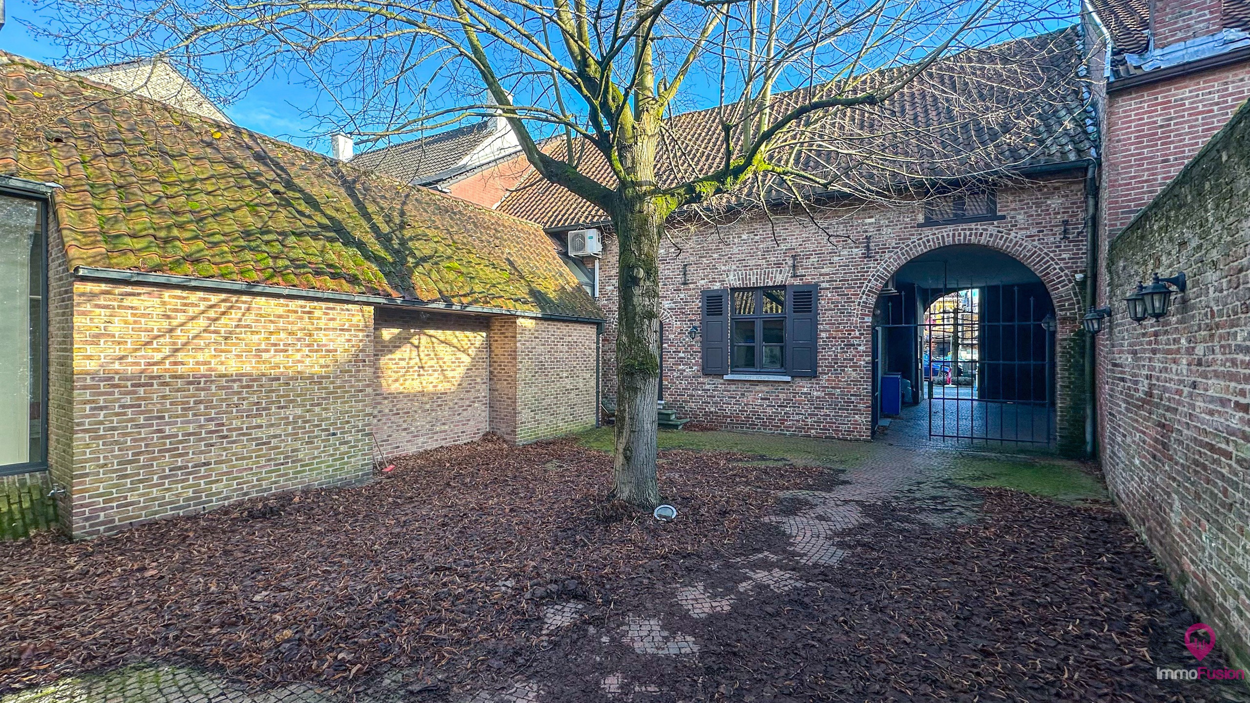 Historisch karakterpand van 380m² met kelder en binnentuin! - foto 1