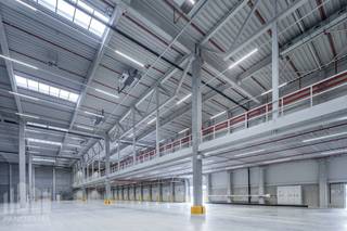 Nieuwbouw logistiek magazijn van <strong>11.560 m²</strong> in combinatie met <strong>955 m²</strong> mezzanine en <strong>250 m²</strong> kantoren te huur en dit alles in een groene omgeving. Uitstekend gelegen vlakbij de A12 en de snelweg E19/A1 en op amper 1 km van de dichtstbijzijnde binnenvaartterminal. De haven van Antwerpen ligt op slechts 15 km en luchthaven Zaventem op amper 35 km.<br /><br />De unit - met <strong>BREEAM-score "Very good"</strong> - heeft een hoogte van 12,2 m en is voorzien van o.a. laadperrons, warmtepompen, ESFR sprinklersysteem, LED-verlichting en maakt deel uit van de gloednieuwe logistieke site <strong>"Park Boom DC2"</strong>.<br /><br />De instapklare kantoren zijn voorzien van o.a. kitchenette, receptie, sociale ruimte, ... Ruime parkeer- en manoeuvreerruimte voorzien op het terrein. Onmiddelijk beschikbaar.<br /><br />Contacteer <strong>PANORAMA B2B</strong> voor bijkomende inlichtingen of een vrijblijvend plaatsbezoek <strong>0477 91 10 00</strong>.
