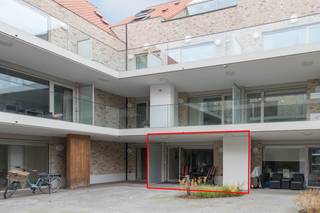 Cet appartement de vie assistée (60 m²) avec une chambre et une terrasse est situé à Nieuport, Hoogstraat 6. L'appartement est situé dans l'ancien monastère de Clarissen et a été fourni avec des matériaux de haute qualité (parquet en chêne, chauffage au sol,..)La Residentie Clarenhof possède de nombreuses installations. En outre, un ensemble de services personnalisés est possible.MISE EN PAGE- espace de vie (31 m²) - cuisine (four combiné, lave-vaisselle et réfrigérateur) - débarras avec raccordement pour machine à laver - chambre (13m²) - salle de bain avec douche à l'italienne, toilettes et lavabo (7m²) - terrasse- rangement privé au sous-solPOINTS FORTS- Emplacement central dans la ville de Nieuport- Finition qualitative- De nombreux équipements au sein de la résidence- Abri à vélos communSouhaitez-vous également des informations supplémentaires sur l'achat d'une maison de retraite assistée ? N'hésitez pas à nous contacter ! Dewaele Nieuport - 058/594949