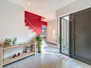 Instapklare villa op 822 m² in een rustige buurt, bestaande uit een inkomhal met vestiaire en gastentoilet, lichtrijke leefruimte met eet- en...