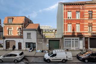 Wij bieden te koop aan: een uitzonderlijke projectgrond gelegen aan de Bergensesteenweg 261 (Chaussée de Mons 261) in Anderlecht. Dit perceel, met een kadastrale referentie van 2130480373/00G000, biedt een unieke kans voor ontwikkelaars en investeerders die op zoek zijn naar een strategische locatie in een dynamische omgeving.<br /><br />Op basis van de recente stedenbouwkundige inlichtingen (referentie RU2025/21183) wordt dit onroerend goed gekwalificeerd als een "terrein". <br /><br />Volgens het Plan Régional d'Affectation du Sol (PRAS) bevindt de grond zich in een zone voor "structurerende ruimten", de "randen van een commerciële kern" en "zones met sterke mix". Dit duidt op aanzienlijke flexibiliteit voor toekomstige ontwikkelingen, inclusief gemengd gebruik.<br /><br />De grond biedt diverse troeven voor toekomstige ontwikkeling: Het goed is opgenomen in het Contrat de Rénovation Urbaine: Heyvaert - Poincaré en bevindt zich binnen een périmètre de zone de revitalisation urbaine. Dit suggereert een actieve betrokkenheid van de overheid bij de opwaardering en investering in de directe omgeving.<br /><br />Geen Erfgoedbeperkingen: Het terrein staat niet ingeschreven op de inventaris van het bouwkundig erfgoed en is niet beschermd.<br /><br />Dit terrein biedt een uitstekende kans voor een ontwikkelaar met visie. De strategische ligging en de classificatie als zone met sterke mix maken het een zeer interessante investering.<br /><br />Stedenbouwkundige inlichtingen in aanvraag. <br /><br />👉 Interesse?<br />Contacteer Nils via dilbeek@weinvest.be voor meer informatie!
