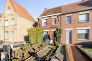 Geen renovatieplicht van toepassing op deze woning!Deze halfopen, op te knappen woning is gelegen in het centrum van Ingelmunster, op een boogscheut...