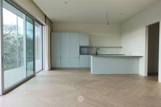 <p><span>GHENT</span><span>- </span><span>Bijlokehof 4</span><span>: Vous êtes à la recherche d'un </span><span>appartement exceptionnel nouvellement construit avec</span><span> une belle vue sur le parc de la Bijloke </span><span>à louer à Gand ?</span><span> Ce bien est peut-être fait pour vous.</span></p><p><span> </span></p><p><span>Les principaux atouts en bref :</span></p><ul><li><span>Projet de construction neuve très bien achevé </span></li><li><span>Terrasse spacieuse avec vue sur le parc de la Bijloke et l'ancienne église de la Bijloke</span></li><li><span>Hauts plafonds avec rideaux sur mesure</span></li><li><span>Armoires encastrées</span></li><li><span>Cave spacieuse incluse, point d'électricité fourni</span></li><li><span>Possibilité de louer des places de parking souterrain supplémentaires à €120/mois + 30 frais généraux</span></li></ul><p><span> </span></p><p><span>Disposition :</span></p><p><span>Hall d'entrée avec armoires encastrées, espace de vie avec cuisine ouverte entièrement installée, 2 chambres spacieuses avec armoires encastrées, 2 salles de bains dont 1 avec baignoire et 1 avec douche à l'italienne, toilettes séparées et débarras.</span></p><p><span> </span></p><p><span>Domicile obligatoire.</span></p><p><span>Loyer : € 150 + € 175 provision pour l'entretien des parties communes et la consommation privée de chauffage. L'électricité et l'eau sont à payer séparément.</span></p><p><span> </span></p><p><span>Contactez l'agence immobilière Axel Lenaerts pour une visite des lieux via notre site web.</span></p>