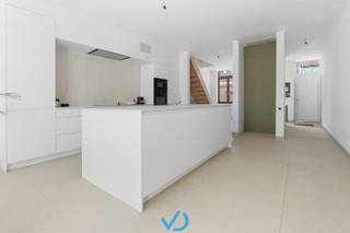 In de charmante Beluikstraat, een pittoreske straat in het centrum van Ieper, vinden we deze volledig gerenoveerde woning terug. Dankzij...