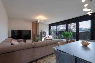 <p>In een rustige en groene buurt van Dilbeek bevindt zich deze verzorgde en instapklare eengezinswoning met een bewoonbare oppervlakte van circa 168m², vier slaapkamers, een zonnige tuin, terrassen aan voor- en achterzijde en een inbegrepen garagebox. De woning combineert een praktische indeling met kwalitatieve afwerking en een uitstekende ligging nabij het station van Dilbeek, openbaar vervoer en vlotte verbindingen naar Brussel.</p><p>Op het gelijkvloers vind je een inkomhal met ingebouwde kasten, een lichtrijke leefruimte met houtcassette, een volledig ingerichte keuken met alle toestellen, twee slaapkamers, een badkamer met dubbele wastafel en ligbad met aansluitingen voor wasmachine en droogkast, een berging en een apart toilet. Op de eerste verdieping bevinden zich nog twee slaapkamers en een douchekamer. De zolderverdieping biedt extra mogelijkheden als berging, hobbyruimte of bijkomende kamer.</p><p>Extra troeven zijn het gunstige EPC-attest, de aanwezige zonnepanelen en de conforme elektrische keuring. Neem contact op voor meer informatie of een bezichtiging.</p>