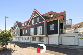 Dit uiterst functioneel appartement maakt deel uit van het recente ('2016) en sterk gereputeerde nieuwbouwproject "Het Zonnehof' gelegen in het centrum van Aartrijke in een doodlopend straatje waar het bijzonder stil en rustig vertoeven is. <br />Het opgewekte, eigentijdse en lichtrijke hoekappartement omvat een leefruimte met een kwaliteitsvolle half-open keuken, een apart toilet, berging, 2 slaapkamers en een fraai ingerichte badkamer. Het geheel oogt zeer kwalitatief en eigentijds. Vanuit de leefruimtes geniet je vanaf 3 zijden licht en zicht wat echt uniek is en hetgeen het app. erg vrolijk en huiselijk maakt. De 2 terrassen waarvan 1 pal Zuid en 1 pal West zijn telkens een verlengstuk van de woonkamer hetgeen een leuke vloei creëert. Vanop de terrassen geniet je open zichten en heb je zijzicht op groen van de overliggende weilanden. Er is tevens INCLUSIEF een ondergrondse staanplaats en een bijzonder spatieuze kelderberging aanwezig die vervat zit in de prijs. Optioneel kan er bijkomstig een ondergrondse dubbele garagebox aangekocht worden t.w.v € 45.000,-!<br />Het appartement verkeert in een erg goede toestand. <br />Destijds werd door de bewoonster gekozen voor een uiterst kwalitatieve , duurzame en hoogstaande afwerkingsgraad waarbij afgeweken werd van de standaarden hetgeen het app. bijzonder smaakvol maakt. Het appartement werd uitgerust met oa. een warmtepompinstallatie, hogerendementsbeglazing, parketvloeren, composietafwerking in de keuken, ventilatiesysteem C, inbouwspots, blokdeuren, ... <br />Het appartement werd in '2016 opgeleverd en verkeert in een 'nieuwstaat' maar waarbij een koper aankoopt onder het registratierecht. Kortom: een instapklare en zorgeloos app. hetgeen zich leent voor eigen bewoning of als opbrengsteigendom.<br />Plan snel jullie bezoek via info@delbecque.immo of via 050 45 03 45!