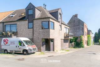 VALIMMAS verkoopt nabij het centrum van Asse deze rustig en residentieel gelegen opbrengsteigendom met 3 appartementen en garage...    

Appartement A1 (± 61m² + terras, gelijkvloers) omvat een inkomhal, een living, een ingerichte keuken, een berging/wasplaats, een badkamer met ligbad, één slaapkamer en een ommuurd terras (± 10m²). EPC: 245 kWh/m² - energielabel C (UC: 20260502-0003860558-RES-1). Thans verhuurd sedert 26/09/2017 mits € 580,29 + lasten € 20/maand.   

Appartement A2 (± 90m² + terras, duplex rechts) omvat een inkomhal, een toilet, een living met toegang tot het terras (± 3m²), een ingerichte keuken, een badkamer met ligbad, en twee slaapkamers.  EPC: 359 kWh/m² - energielabel D (UC: 20260502-0003860569-RES-1). Thans verhuurd sedert 14/06/2017 mits € 938,53 + lasten € 25/maand.   

Appartement A3 (± 96m² + terras, duplex links) omvat een een inkomhal, een toilet, een living met toegang tot het terras (± 3m²), een ingerichte keuken, een badkamer met ligbad, en drie slaapkamers. EPC: 175 kWh/m² - energielabel B (UC: 20260502-0003860572-RES-1). Thans verhuurd sedert 19/12/2019 mits € 750 + lasten € 25/maand.    

Nog op het gelijkvloers: de gemeenschappelijke inkomhal, een dubbele garage en 2 bergplaatsen (elk ± 3m²), en een autostandplaats voor 1 (bestel)wagen in het voortuintje.    

Actuele huuropbrengst = € 2.268,82/maand = € 27.226 per jaar. 
Rustig gelegen nabij het centrum van Asse, met alle centrumfuncties binnen wandelafstand – Mobiscore 8,9/10 !