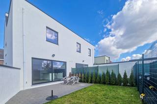 Het pand bevindt zich op een rustige locatie tussen de Rupel en het natuurdomein de Kleiputten, maar ondanks de rustige ligging zit je hier...