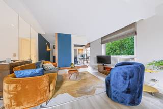 Info : bruxelles.ouest@weinvest.be of 02 315 77 22  |   Jette – Mooi appartement met 2 slaapkamers, zuidgericht terras en uitzicht op het groen<br /><br />Dit aangename appartement met twee slaapkamers bevindt zich op de 4de verdieping van een goed onderhouden gebouw met lift en geniet van een uitstekende ligging op de grens tussen Jette en Wemmel. U woont hier in een groene, residentiële omgeving, vlak bij de Jetse Tuinen, de Ring, de belangrijkste invalswegen, de Brusselse tunnels en het openbaar vervoer. Ook Franstalige en Nederlandstalige scholen en ziekenhuizen zoals het UZ Brussel en het Brugmannziekenhuis zijn vlot bereikbaar.<br /><br />Het appartement verkeert in goede algemene staat en bestaat uit een inkomhal met veiligheidsdeur en vestiaire, een ingerichte keuken en een lichtrijke woonkamer met een aangename bureauruimte. De woonkamer geeft uit op een mooi zuidgericht terras met een vrij uitzicht op het groen, de ideale plek om volop van de zonnige dagen te genieten.<br /><br />De nachthal geeft toegang tot een apart toilet, een bergruimte, twee slaapkamers en een badkamer. Eén van de slaapkamers beschikt bovendien over een eigen terras.<br /><br />Het appartement beschikt over een privatieve kelder, houten raamprofielen en een gemeenschappelijke verwarmingsketel op gas.<br /><br />Het appartement is momenteel verhuurd en bewoond door een huurder en vormt daardoor ook een interessante investeringsopportuniteit, met een bestaande huurder.<br /><br />Een garage is beschikbaar tegen een meerprijs van 25.000€.<br /><br />Een lichtrijk en comfortabel appartement op een mooie locatie, vlak bij alle voorzieningen, in een groene omgeving met uitstekende verbindingen.<br /><br />EPC : E – CO₂-uitstoot: 49 kg/(m².jaar) – Energieverbruik: 246 kWhEP/(m².jaar).<br /><br />Ontdek al onze exclusieve panden op onze website :  WWW.WEINVEST.BE
