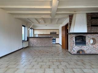 Welkom te Nieuwstraat 2, 9150 Rupelmonde. Op de tweede verdieping van dit kleinschalige gebouw vinden we het ruime twee slaapkamer appartement. Gelegen vlakbij het centrum van Rupelmonde en mooie wandelpaden bij de Schelde.<br /><br />We nemen de trap en komen uit op de <strong>tweede verdieping</strong>. We komen binnen in de ruime <strong>inkomhal</strong> die uitkomt in de lichtrijke <strong>woonkamer</strong>. Aansluitend vinden we de <strong>open keuken</strong> met kookvuur, spoelbak en oven.<br /><br />Verder in het appartement vinden we <strong>twee slaapkamers</strong>. Een slaapkamer geeft ook toegang tot het <strong>terras</strong> aan de achterzijde van het gebouw. Hier is het heerlijk vertoeven in de zomer. <br /><br />In de hal bevinden zich nog de <strong>badkamer</strong> met lavabo en bad, een <strong>apart toilet</strong> en nog een <strong>berging</strong> waar de aansluitingen voor wasmachine zich bevinden. <br /><br />Met een beetje liefde en een handige harry tover je dit appartement om naar een ruim hedendaags appartement.<br /><br />Optioneel is het mogelijk om een <strong>garagebox</strong> aan te kopen voor €15 000.<br /><br />Technisch:<br />- EPC: 415 kWh/m2jaar, UC: 3245503<br />- Renovatieverplichting van toepassing<br />- G-&P-score: B&B<br />- Wg, Vv, Gvg, Gmo, Gvkr