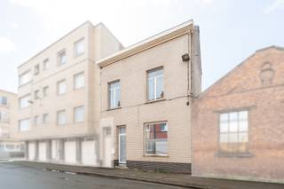 <p>en je op zoek naar een stadswoning met 3 slaapkamers en een centrale ligging? Gevonden!</p><p>Deze gezellige woning bevindt zich op een toplocatie op wandelafstand van het centrum, het station, het stadspark, scholen en winkels, én geniet bovendien van een vlotte verbinding naar de autostrade richting Brussel. Extra interessant: op het gelijkvloers werden recent alle ramen vernieuwd, evenals de voor- en achterdeur. <strong>Momenteel is de EPC-score E: als het huis wordt gebouwd aan de rechterzijde, dan schiet het vanzelf op naar een D label. Deze woning wordt u aangeboden met een vanafprijs: vanaf 199.000 EUR kunt u uw bod uitbrengen.</strong></p><p>Bij het binnenkomen word je verwelkomd in een aangename woonkamer die naadloos overgaat in de gezellige keuken, uitgerust met spoelbak, kookplaat, dampkap en koelkast. Aansluitend vind je een praktische berging en een apart toilet. Achteraan beschikt de woning over een kleine, onderhoudsvriendelijke koer. De kelder zorgt voor extra bergruimte.</p><p>Op de eerste verdieping bevinden zich twee volwaardige slaapkamers en een badkamer met douche, lavabomeubel en toilet. Via een vaste trap bereik je de tweede verdieping, waar je de derde slaapkamer vindt.</p><p>Ben je op zoek naar een betaalbare en goed gelegen woning met potentieel? Neem dan snel contact op voor een bezoek en ontdek zelf de mogelijkheden van deze stadswoning!</p>