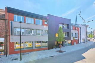 Dit ruime handelspand op een commerciële toplocatie in het centrum van Beringen beschikt over een brede voorgevel met de nodige zichtbaarheid. Naast het gelijkvloers met winkelruimte, kantoren en sanitair beschikt het pand ook over opslagruimte (+/- 300m²) in de kelder. De kelder is toegankelijk via meerdere trappen en een goederenlift. Leveringen kunnen makkelijk gebeuren via de achterzijde van het gebouw.<br /><br />Aankoopoptie mogelijk. Opdeling in 2 kleinere handelspanden ook bespreekbaar.<br /><br />TROEVEN:<br />-topligging (markt en stadhuis op 100m)<br />-veel parkeergelegenheid in de onmiddellijke omgeving<br />-deels voorzien van airco<br />-brede vitrine (rolluiken)<br />-opslagruimte<br /><br />EPC-score X.<br /><br />Wg - Vg - Gmo - Gvv - Gvkr<br /><br />Voor meer info: info@jansenrealestate.be of 011/39.90.50