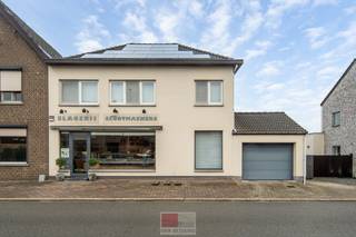 Charmante, op te frissen woning met een ruime woonkamer en een lichtrijke aanbouw die zorgt voor een aangename leefruimte met veel natuurlijke lichtinval. Aan de voorzijde bevindt zich een momenteel nog actieve slagerij, aangevuld met een achterliggende werk- en voorbereidingsruimte.<br /><br />De woning beschikt over 4 slaapkamers, waarvan één op de eerste verdieping momenteel als wasplaats wordt gebruikt, een kelder en een inpandige garage voor één wagen met bijhorende stockagezolder. Het geheel heeft een woonoppervlakte van circa 227 m² en is gelegen op een perceel van 290 m². Bovendien dragen de 17 zonnepanelen en recent geplaatste airco’s bij aan een energiezuiniger en comfortabeler woonklimaat.<br /><br />Het pand is gelegen in de dorpskern van Neerharen, een aangename deelgemeente van Lanaken, op een centrale locatie met diverse voorzieningen in de onmiddellijke omgeving. Scholen, winkels, horecazaken en sportfaciliteiten bevinden zich op korte afstand, wat bijdraagt aan het dagelijkse woon- en leefcomfort. Dankzij de nabijheid van de Staatsbaan (N78) geniet de locatie bovendien van een vlotte verbinding met het centrum van Lanaken, Maastricht en de omliggende gemeenten. Ook natuurliefhebbers komen hier aan hun trekken dankzij de nabijgelegen groene omgeving en het Maasland, waar talrijke wandel- en fietsmogelijkheden te vinden zijn. De combinatie van een centrale ligging, goede bereikbaarheid en een aangename dorpsomgeving maakt deze locatie aantrekkelijk voor zowel wonen als het uitoefenen van commerciële activiteiten.<br /><br />Bezichtig deze woning ook digitaal en 'loop' zelf door de woning. Kijk daarvoor op onze website of via: <br />my.matterport.com/show/?m=3mGbfJpoRgW<br /><br />INDELING<br /><br />Gelijkvloers:<br /><br />- Ruime lichtrijke kamer (momenteel met bestemming slagerij) met werkruimte achteraan, die mogelijks als ruime berging kan functioneren;<br />- Lichtrijke woonkamer en eetkamer met sierhaard, laminaatvloer met airconditioning;<br />- Toilet met inbouwkast met wastafel en verwarming;<br />- Keuken met RVS spoelbak, afwasmachine (nieuw), 4-pit inductievuur, koelkast (nieuw - medium formaat) en eronder een vriezer (medium formaat). <br /><br />1e verdieping: <br /><br />- Badkamer met 2 natuurstenen spoelbakken en (spiegel)kasten, tegelvloer, ligbad, toilet en douchecabine;<br />- Slaapkamer 1 met houten vloer (aan de voorzijde) van circa 14.6 m² met Nuova airconditioning en inbouwkasten;<br />- Slaapkamer 2 van circa 10.9 m² en slaapkamer 3 van circa 11.2 m² met idem houten vloer;<br />- Slaapkamer 4 van circa 8.6 m² wordt momenteel als wasplaats gebruikt, de aansluitingen zijn aanwezig, bekleed met linoleumvloer;<br />- Prachtig granieten trap.<br /><br />Kelder:<br /><br />- Betegelde kelder met verschillende ruimtes;<br />- Werkende koelcel;<br />- Buderus CV ketel (1997) met ACV boiler (warm water);<br />- Extra kelderruimte met rechtstreekse toegang naar buiten.<br /> <br />Tuin:<br /><br />- Overdekt terras met vliegendeur;<br />- Noordgerichte tuin; <br />- Septische put;<br />- Buitenkraan.<br /><br />Bijzonderheden:<br /><br />- Betegelde inpandige garage met sectionale poort voor 1 wagen met stockagezolder;<br />- 2e parkeerplaats aan de zijkant van de garage;<br />- Poortje aan de zijkant met codeklavier en toegangsknop;<br />- 17 zonnepanelen! <br /><br />Verder staan er achteraan de fotorapportage nog 2 afbeeldingen die door A.I. gemaakt werden om de slagerij (huidige bestemming) een andere invulling te geven.<br /><br />LET OP: Bekijkt u deze woning via Funda? Dan verwijzen wij u graag door naar onze eigen website om daar de verplichte documentatie bijhorende bij onroerend goed te raadplegen. <br /><br />Energieprestatie en binnenklimaat (EPB-EPC)<br />Certificaat beschikbaar: ja<br />EPC certificaatnummer: 20260807-0003851807-RES-3<br />Berekende energiescore : (kWh/m²): 397 kWh/m² jaar - D label<br />Het certificaat is geldig tot en met: 20-04-2036<br />Electrische installatie: ja - NIET CONFORM<br /><br />Informatie stedenbouwkundige voorschriften:<br />Stedenbouwkundige vergunning: ja<br />Meest recente bestemming: woongebieden<br />Dagvaarding uitgebracht: neen<br />VOORKOOPRECHT OP DIT GOED: neen<br />VERKAVELINGSVERGUNNING: neen<br />WATERGEVOELIG OPENRUIMTEGEBIED: neen<br />Maatregelenregister: geen maatregelen in het Vlaams handhavingsplatform<br /><br />Overstromingsgevoelige gebieden: <br />Perceelscore of P-score : B<br />Gebouwenscore of G-score: B<br />Ligging in Signaalgebied: neen <br />Ligging in afgebakende oeverzone of afgebakend overstromingsgebied: neen<br /><br />A:geen overstroming gemodelleerd B: kleine kans op overstromingen onder klimaatverandering C: kleine kans op overstromingen D: middelgrote kans op overstromingen<br /><br />Beschermd erfgoed<br />GEINVENTARISEERD ERFGOED: neen <br />BESCHERMD ONROEREND ERFGOED: neen