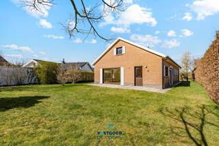 Op wandelafstand van het centrum van De Pinte treffen we deze ruime, te renoveren bungalow aan in een autoluwe straat.

Het huis heeft de volgende indeling: inkomhal met gastentoilet en vestiaire, lichtrijke leefruimte met aanpalend de keuken, 3 slaapkamers, badkamer met ligbad, dubbele lavabo en toilet. Verder beschikt de woning over een ruime garage, en een zeer grote zolderruimte die mits aanpassingen ook kan geïntegreerd worden in de woning. Buiten is er een ruime tuin met goede oriëntatie.

Troeven: rustige ligging in het centrum, goede oriëntatie, perfecte indeling, ...

Renovatieverplichting: neen.

Meer informatie of een bezoek: evy@vastgoeddejonghe.be, alle dossierstukken en virtual tour kan u terugvinden op onze website www.vastgoeddejonghe.be