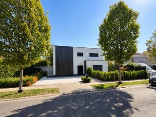 <span><span><span><span><span><span><span><span><span><span>Deze stijlvolle moderne open bebouwing combineert hedendaagse architectuur met uitzonderlijk wooncomfort, hoogwaardige materialen en een indrukwekkend niveau van energiezuinigheid. Het resultaat is een instapklare villa voor wie absoluut geen compromissen wil sluiten tussen uitstraling, comfort, privacy en levenskwaliteit.</span></span></span></span></span></span></span></span></span></span><br /><span><span><span><span><span><span><span><span><span><span> </span></span></span></span></span></span></span></span></span></span><br /><span><span><span><span><span><span><span><span><span><span>Vanaf het moment dat je binnenkomt, voel je dat deze woning anders is. De royale en lichtrijke leefruimte vormt het hart van de woning.  Dankzij de grote raampartijen sta je voortdurend in verbinding met de groene tuin. De open keuken sluit naadloos aan bij de leef- en eetruimte en maakt van koken, tafelen en gasten ontvangen één aangename beleving. </span></span></span></span></span></span></span></span></span></span><br /><span><span><span><span><span><span><span><span><span><span> </span></span></span></span></span></span></span></span></span></span><br /><span><span><span><span><span><span><span><span><span><span>De hoogwaardige afwerking, de onderhoudsvriendelijke gietvloer, sfeervolle verlichting en eigentijdse materialen zorgen voor een interieur dat niet alleen bijzonder oogt, maar vooral bijzonder aangenaam leeft. Hier kom je thuis in een woning die tot in de details is ontworpen rond comfort.</span></span></span></span></span></span></span></span></span></span><br /><span><span><span><span><span><span><span><span><span><span> </span></span></span></span></span></span></span></span></span></span><br /><span><span><span><span><span><span><span><span><span><span>En dan is er de tuin. Een plek die deze woning een extra dimensie geeft. Het verwarmde zwembad nodigt uit tot een frisse duik of een ontspannen moment in de zon, terwijl het aparte wellnessgedeelte met sauna, douche en buitendouche van je eigen tuin een persoonlijke retreat maakt. Na een drukke werkdag even ontspannen, in het weekend genieten met vrienden of op een warme zomeravond lang tafelen bij het zwembad: hier wordt buitenleven een onderdeel van je dagelijkse luxe. De tuin is bovendien onderhoudsvriendelijk aangelegd en biedt de privacy en rust die je van een woning in dit segment mag verwachten.</span></span></span></span></span></span></span></span></span></span><br /><span><span><span><span><span><span><span><span><span><span> </span></span></span></span></span></span></span></span></span></span><br /><span><span><span><span><span><span><span><span><span><span>Ook technisch laat deze villa weinig te wensen over. De woning beschikt over een EPC-label A, zonnepanelen met thuisbatterij en een geothermische warmtepomp die zorgt voor zowel aangename vloerverwarming als passieve vloerkoeling. Ventilatie type D, elektrische screens, regenwaterrecuperatie en voorzieningen voor laadpalen maken het plaatje compleet. Het is precies die combinatie van luxe en energiezuinig wonen die vandaag steeds belangrijker wordt: niet alleen genieten van een prachtige woning, maar ook bewust kiezen voor duurzaam en toekomstgericht comfort.</span></span></span></span></span></span></span></span></span></span><br /><span><span><span><span><span><span><span><span><span><span> </span></span></span></span></span></span></span></span></span></span><br /><span><span><span><span><span><span><span><span><span><span>Op de verdieping bevinden zich momenteel verschillende ruimten, waaronder een bijzonder royale kamer, die desgewenst kan worden opgesplitst en gebruikt worden naar believen. Daarnaast beschikt de woning over een bijzonder comfortabele badkamer met onder meer een inloopdouche, ligbad en Japans toilet. De indeling is bovendien bewust toekomstgericht opgevat, met brede doorgangen, een comfortabele gelijkvloerse leefomgeving en een voorziene liftkoker. Daardoor is dit niet alleen een woning voor vandaag, maar een thuis die ook op langere termijn met je levensstijl kan meegroeien. De ruime oprit biedt plaats aan meerdere wagens en werd voorbereid op het plaatsen van laadpalen.</span></span></span></span></span></span></span></span></span></span><br /><span><span><span><span><span><span><span><span><span><span> </span></span></span></span></span></span></span></span></span></span><br /><span><span><span><span><span><span><span><span><span><span>Kriekhof is daarbij misschien wel één van de grootste troeven. Je woont hier in een rustige en groene woonomgeving in Lint, met het centrum, winkels, scholen en dagelijkse voorzieningen op korte afstand. Tegelijk geniet je van een vlotte verbinding richting Antwerpen, Kontich, Lier, Mechelen en Brussel. Je woont dus rustig wanneer je dat wilt, maar bent nooit ver verwijderd van de stad of belangrijke verbindingswegen. Precies die combinatie maakt Lint zo aantrekkelijk voor mensen die bewust kiezen voor de rust van de Zuidrand zonder het stadsleven volledig achter zich te laten.</span></span></span></span></span></span></span></span></span></span><br /><span><span><span><span><span><span><span><span><span><span> </span></span></span></span></span></span></span></span></span></span><br /><span><span><span><span><span><span><span><span><span><span>Deze woning richt zich dan ook niet op iedereen – en dat hoeft ook niet. Kriekhof 16 is gemaakt voor wie ruimte, kwaliteit en levensgenot belangrijker vindt dan een klassieke indeling met zoveel mogelijk slaapkamers. Denk aan een succesvol koppel dat een stijlvolle en exclusieve thuis zoekt met ruimte om te werken, te ontspannen en gasten te ontvangen. Of aan een koppel dat vandaag kleiner en slimmer wil wonen zonder luxe of comfort op te geven. Maar ook aan wie bewust investeert in een energiezuinige woning die klaar is voor de toekomst. Een woning waar de wellness niet ergens ver weg ligt, maar gewoon achteraan in de tuin.</span></span></span></span></span></span></span></span></span></span><br /><br /><br /><span><span><span><span><span><span><span><span><span><span>Wie op zoek is naar een doorsnee woning, zal hier misschien andere verwachtingen hebben. Wie daarentegen zoekt naar een exclusieve villa in Lint, een instapklare woning met zwembad, een energiezuinige woning met EPC A, een moderne villa met wellness, een woning met geothermische warmtepomp of een toekomstgerichte woning in de Antwerpse Zuidrand, doet er goed aan deze woning persoonlijk te komen ervaren. Want sommige eigenschappen lees je in een advertentie, maar het gevoel van ruimte, licht, rust en kwaliteit moet je ter plaatse beleven.</span></span></span></span></span></span></span></span></span></span><br /><span><span><span><span><span><span><span><span><span><span> </span></span></span></span></span></span></span></span></span></span><br /><span><span><span><span><span><span><span><span><span><span>Benieuwd of dit de woning is waar je al een tijdje naar zoekt? Kom binnen, kijk rond en ervaar zelf wat hier mogelijk is. Misschien hoef je vanaf vandaag niet meer te dromen van een eigen wellness, een energiezuinige villa en heerlijk buitenleven… misschien staat je nieuwe thuis gewoon in Kriekhof.</span></span></span></span></span></span></span></span></span></span><br /><br /><span><span><span><span><span><span><span><span><span><span>Plan je bezoek en ontdek Kriekhof 16 – de Huisleverancier… levert meer dan je verwacht.</span></span></span></span></span></span></span></span></span></span><br /><br />EPC :  10 kWh/m<sup>2</sup> (Label A)<br />Stedenbouwkundige inlichtingen in aanvraag<br />Waterinfo : P-Score = A, G-Score = A<br /><br />Dit is niet wat je zoekt ? Al gehoord van AANKOOPBEGELEIDING ?   Wij zoeken, bezoeken en onderhandelen mee met jou voor eigendommen die worden aangeboden door particulieren, andere makelaars of eigendommen die zelfs (nog) niet te koop staan?<br />Vraag meer informatie over aankoopbegeleiding via welkom@dehuisleverancier.be of 0489/069.000<br /><br />de Huisleverancier : Persoonlijk, voor iedereen Service, Kwaliteit en Vertrouwen !<br /><br /><br /> 