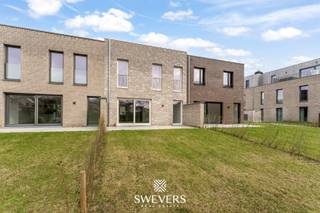 In het stijlvolle nieuwbouwproject "Milda" wacht een prachtige instapklare woning op zijn eerste bewoners. Deze moderne en duurzame woning, gebouwd in 2024, combineert hedendaags comfort met een gunstige ligging in het rustige Sint-Lambrechts-Herk, een deelgemeente van Hasselt. Hier geniet je van een groene, autoluwe omgeving terwijl alle faciliteiten binnen handbereik liggen.<br /><br />Met een bewoonbare oppervlakte van 169,40 m² biedt deze woning ruimte en functionaliteit. De strakke architectuur, grote raampartijen en kwalitatieve afwerking maken dit huis bijzonder aantrekkelijk. Dankzij het BEN-label (bijna-energieneutraal) met vloerverwarming en een warmtepomp ben je verzekerd van lage energiekosten en een optimaal wooncomfort.<br /><br />Binnenkomen doe je via een inkomhal met gastentoilet. De lichtrijke leefruimte vormt het hart van de woning, waar de open keuken naadloos aansluit op de eet- en zithoek. De keuken is stijlvol en voorzien van hoogwaardige materialen en toestellen. De grote schuiframen zorgen voor een overvloed aan daglicht en geven toegang tot het ruime terras en de zuidgerichte tuin – de ideale plek om te ontspannen na een drukke dag. Verder is er op de gelijkvloerse verdieping een handige berging die extra opbergruimte biedt.<br /><br />Op de eerste verdieping bevinden zich drie volwaardige slaapkamers. De masterbedroom van 16 m² voelt ruim aan en biedt voldoende plaats voor een groot bed. De tweede en derde slaapkamer, met oppervlaktes van 12,30 m² en 10,90 m², zijn perfect als kinderkamer, bureau of logeerkamer. De badkamer is modern ingericht met een dubbele wastafel, een ruime inloopdouche en een bad. Daarnaast is er nog een aparte wc en een extra berging.<br /><br />De zuidgerichte tuin is een absolute troef. Hier geniet je de hele dag door van zonlicht en een vrij uitzicht op de groene omgeving. De combinatie van het terras en het gazon biedt eindeloze mogelijkheden voor zowel ontspanning als gezellig samenzijn. In de zomer wordt dit ongetwijfeld je favoriete plek om te vertoeven.<br /><br />Als bewoner van dit BEN-project profiteer je niet alleen van een duurzame woning, maar ook van een mogelijke verlaging van de onroerende voorheffing gedurende enkele jaren. <br /><br />De ligging van deze woning is een perfecte mix tussen rust en bereikbaarheid. Op slechts 500 meter van de E313, 200 meter van winkels, 1 km van restaurants, 1,5 km van scholen en 50 meter van openbaar vervoer, woon je hier uiterst centraal zonder in te boeten op woonkwaliteit. Daarnaast biedt de omgeving tal van wandel- en fietsroutes voor natuurliefhebbers.<br /><br />Een moderne, instapklare en energiezuinige woning in een autoluwe buurt, met een uitstekende ligging en veel ruimte – dat is wat deze woning jou te bieden heeft. Wil je deze prachtige woning zelf ontdekken? Plan vandaag nog een bezichtiging in via 011 255 155.