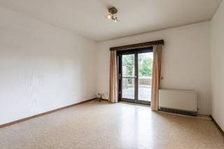Algemeen <br />Dit gezellige appartement bevindt zich aan Hoefijzer 22 bus 1C in Aalter. De ligging is bijzonder gunstig, op korte afstand van het station van Aalter met vlotte verbindingen naar onder meer Gent, Brugge en Brussel. In de directe omgeving vind je bovendien diverse winkels, supermarkten en horecazaken, wat het dagelijkse leven extra comfortabel maakt.<br /><br />Indeling <br />Je komt binnen in de leefruimte met open keuken. De open keuken sluit naadloos aan op de woonkamer. Het appartement beschikt over één volwaardige slaapkamer. De badkamer is uitgerust met een bad met douchemogelijkheid, lavabo en toilet. Daarnaast is er nog een gemeenschappelijke berging voorzien, wat extra opbergruimte biedt.<br />De grote troef van dit appartement is het ruime zuidgerichte terras, waar je in alle rust kan genieten van de zon . Dit is een absolute meerwaarde voor dit appartement.<br /><br />Varia <br />Dankzij de praktische indeling en het aangename terras is dit appartement ideaal voor wie op zoek is naar een compacte starterswoning of een interessante investering.<br /><br />Troeven<br />* Groot zuidgericht terras<br />* Praktische indeling met open keuken<br />* Ideaal als investering of starterswoning<br /><br />Interesse in dit appartement? Contacteer Loucka vandaag nog voor meer informatie of een bezoek.<br />📞 0469 44 27 57<br />📧 Loucka@gentill.be