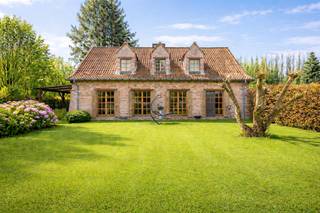 <p>Ontdek deze charmante woning, ideaal gelegen op een perceel van meer dan 30 are, rustig gelegen maar toch dicht bij alle voorzieningen (A8, winkels, scholen,…). Een perfecte woonomgeving voor een gezin.</p>
<p>Buiten vindt u een garage en een ruime parkeergelegenheid, volledig beveiligd met een elektrische poort.</p>
<p>De gelijkvloerse verdieping omvat een inkomhal die leidt naar een ingerichte keuken met berging, evenals een lichtrijke leefruimte met zithoek en houtkachel, wat zorgt voor een warme sfeer. De aanwezigheid van een slaapkamer en een badkamer maakt gelijkvloers wonen mogelijk, een echte troef.</p>
<p>Op de verdieping geeft de nachthal toegang tot drie mooie extra slaapkamers, waarvan één met ingebouwde kasten, evenals een zolder die extra bergruimte biedt.<br />Een grote kelder vervolledigt het geheel.</p>
<p>Technisch: houten ramen met dubbele beglazing, verwarming op stookolie, houtkachel, elektrische boiler, EPC D.</p>
<p>Een woning met ruime volumes en veel potentieel, ideaal voor gezinnen die op zoek zijn naar comfort en ruimte.</p>
<p>📩 Voor meer informatie of een bezoek:<br />aurelie@immobeguin.be</p>