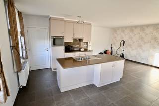 Mooi en ruim appartement op de eerste verdieping ! Indeling : Inkomhal , apart toilet , badkamer , 2 slaapkamers , woonkamer met open keuken ,...